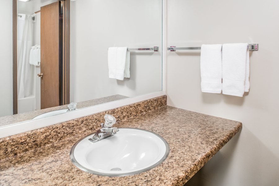Travelodge by Wyndham Kalispell — Bathroom