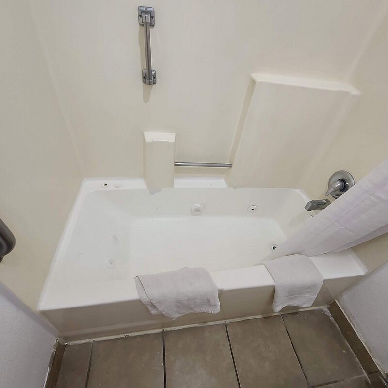 Travelodge by Wyndham Kingman — Bathroom