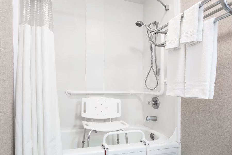 Travelodge by Wyndham la Grande — Bathroom