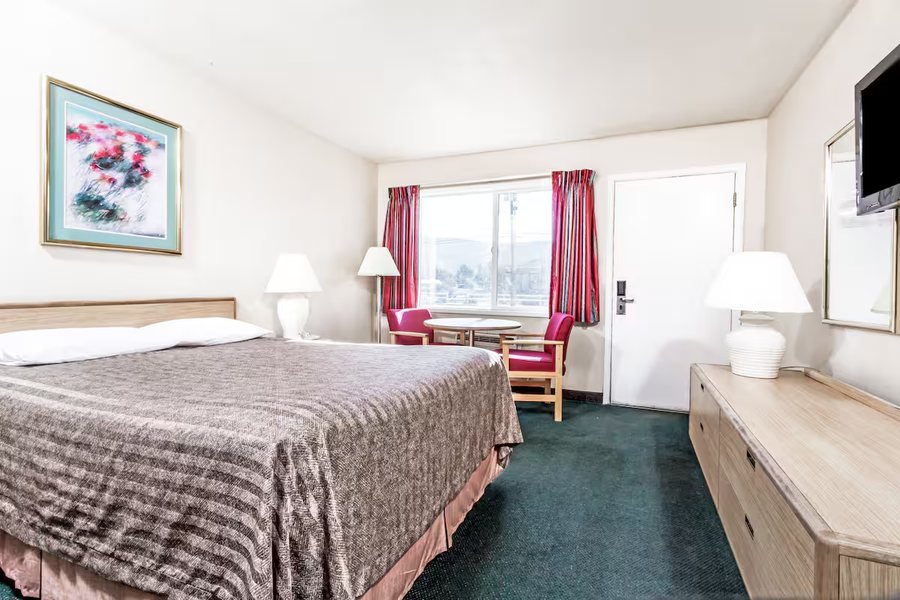 Travelodge by Wyndham la Grande — Guest room