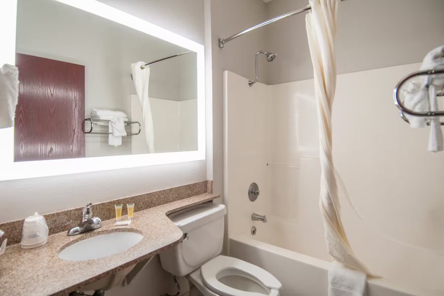 Travelodge by Wyndham Lafayette — Bathroom