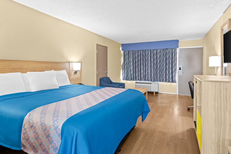 Travelodge by Wyndham Lafayette — Guest room