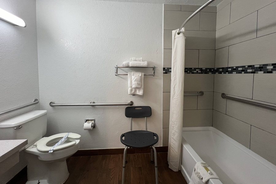 Travelodge by Wyndham Las Vegas NM — Bathroom