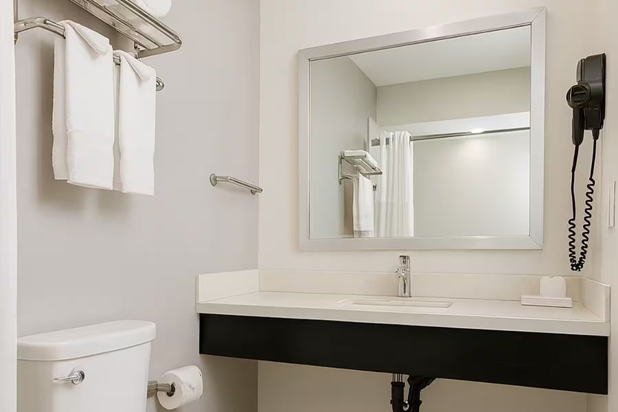 Travelodge by Wyndham Lax — Bathroom