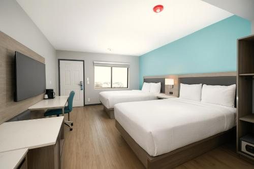 Travelodge by Wyndham Lax — Guest room