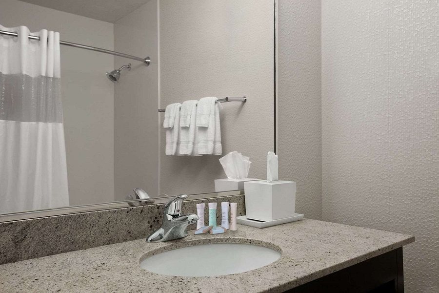Travelodge by Wyndham Lima OH — Bathroom
