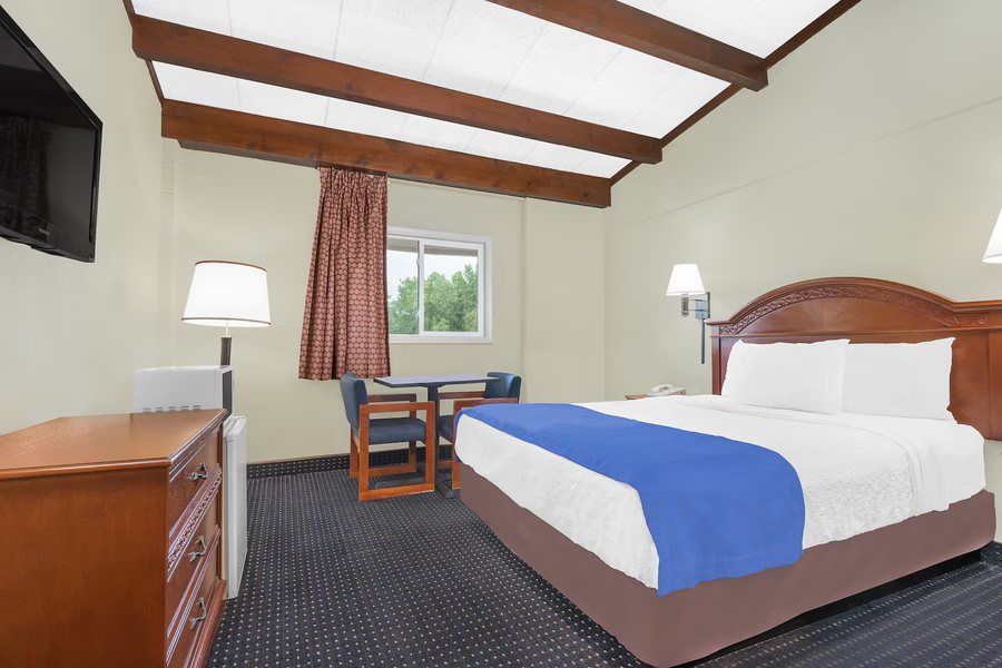 Travelodge by Wyndham Lima OH — Guest room