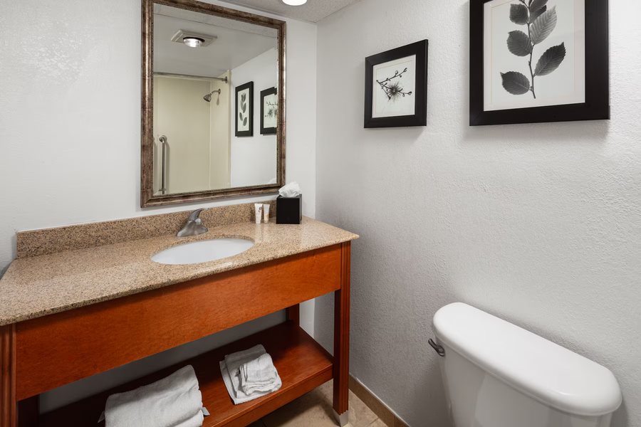 Travelodge by Wyndham Lincoln Airport I 80 — Bathroom