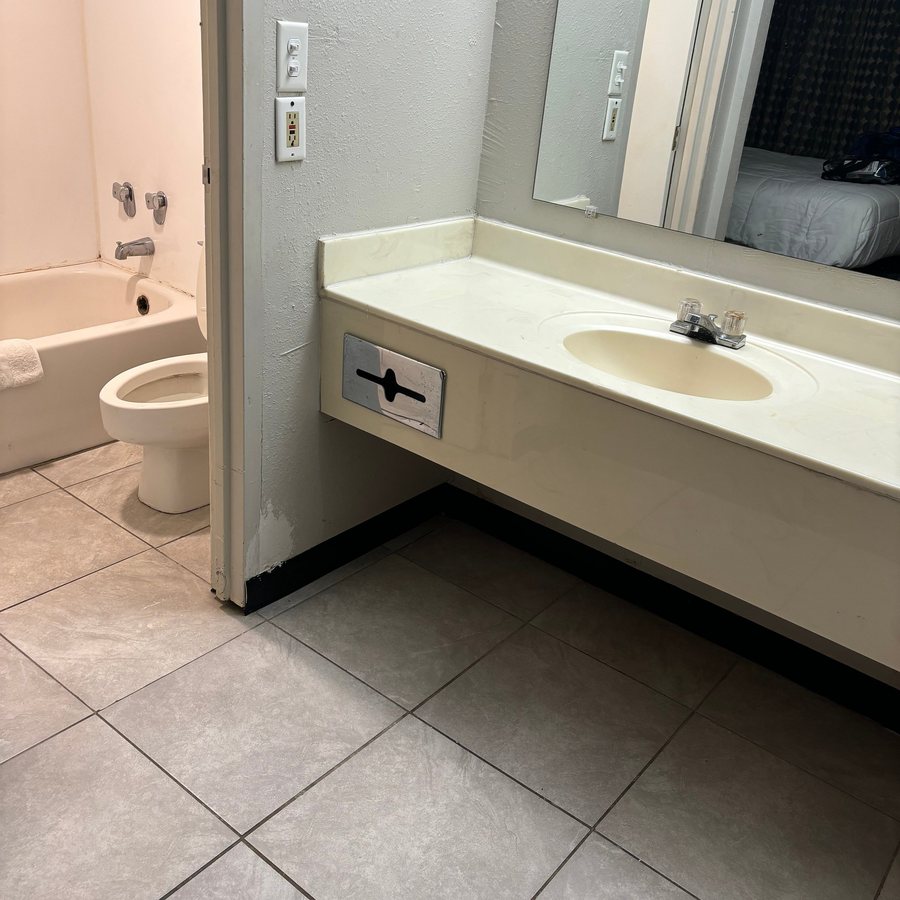 Travelodge by Wyndham Lincoln Northeast — Bathroom