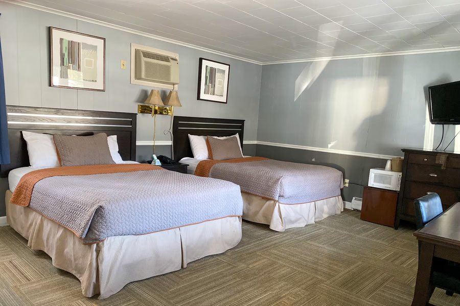Travelodge by Wyndham Lincoln Northeast — Guest room