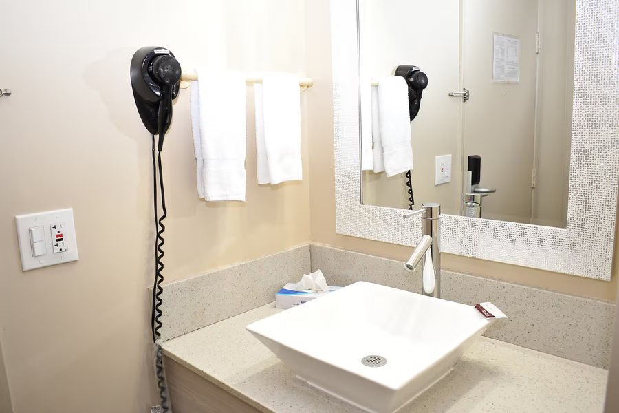 Travelodge By Wyndham Long Beach Convention Center — Bathroom