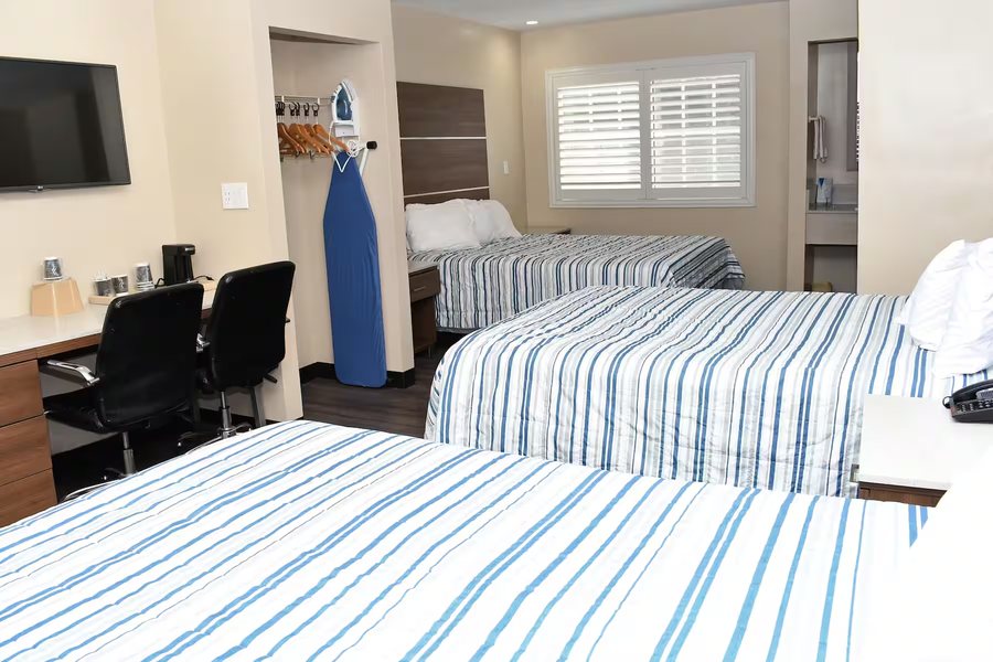 Travelodge By Wyndham Long Beach Convention Center — Guest room