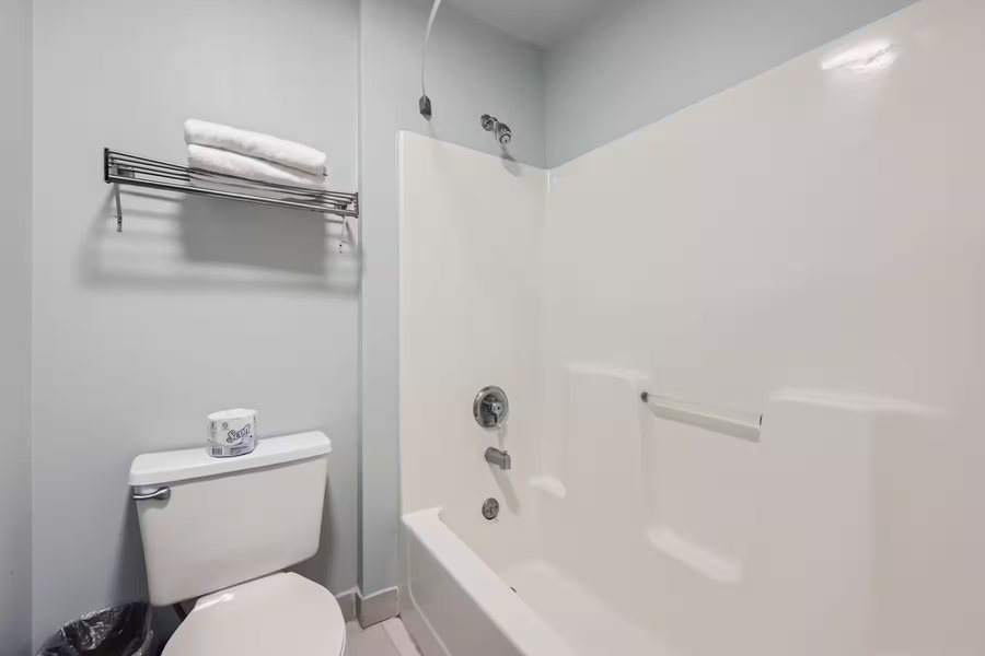 Travelodge by Wyndham Longmont Longmont Colorado — Bathroom