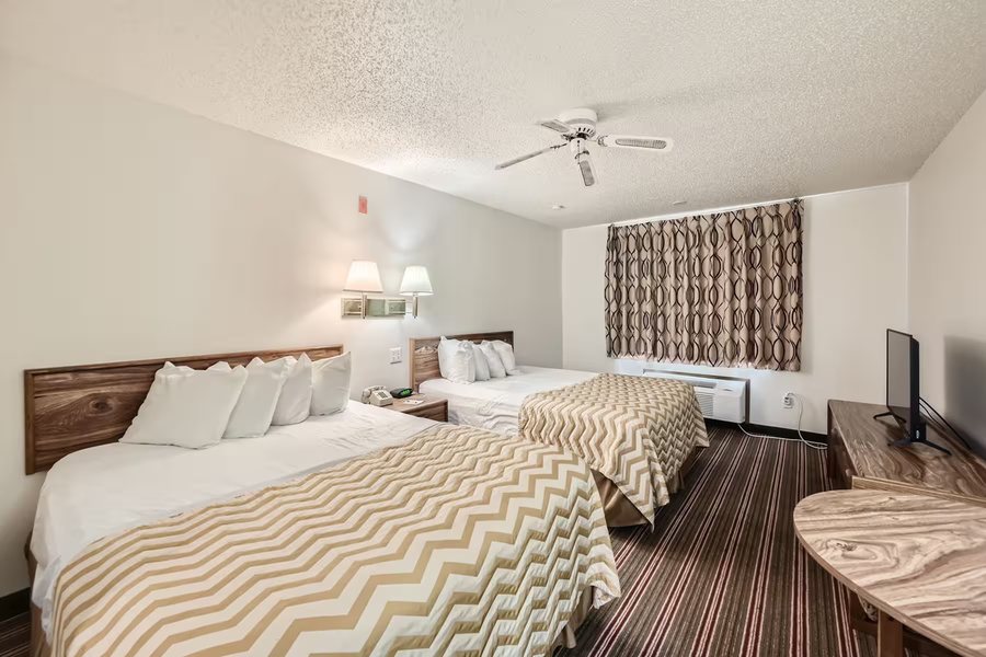 Travelodge by Wyndham Longmont Longmont Colorado — Guest room