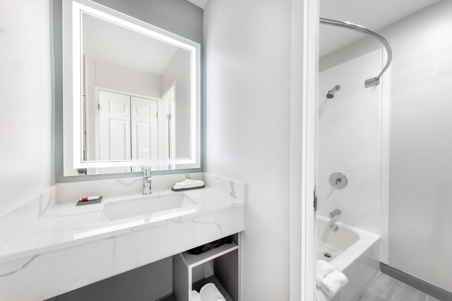 Travelodge by Wyndham Lynwood — Bathroom