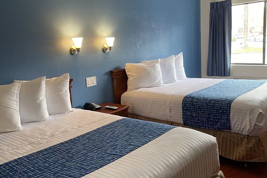 Travelodge by Wyndham Lynwood — Guest room