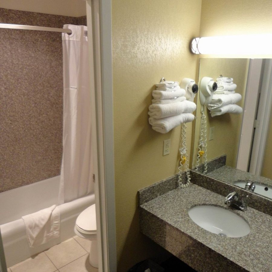 Travelodge by Wyndham Mansfield — Bathroom