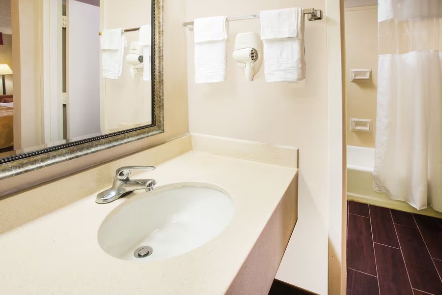 Travelodge by Wyndham Mobile — Bathroom