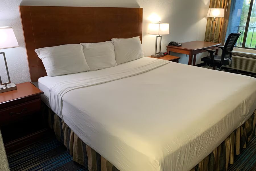 Travelodge by Wyndham Mobile — Guest room