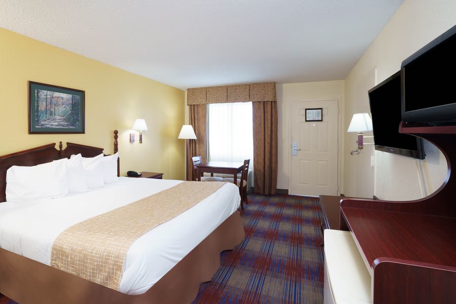 Travelodge by Wyndham Montgomery East — Guest room