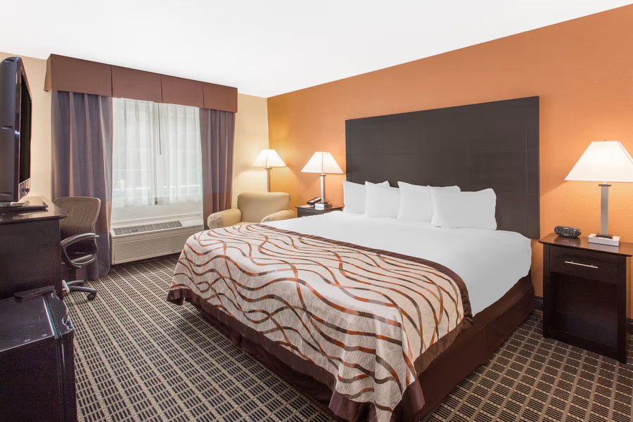 Travelodge by Wyndham Muskegon — Guest room