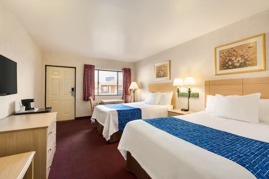 Travelodge by Wyndham Niagara Falls — Guest room