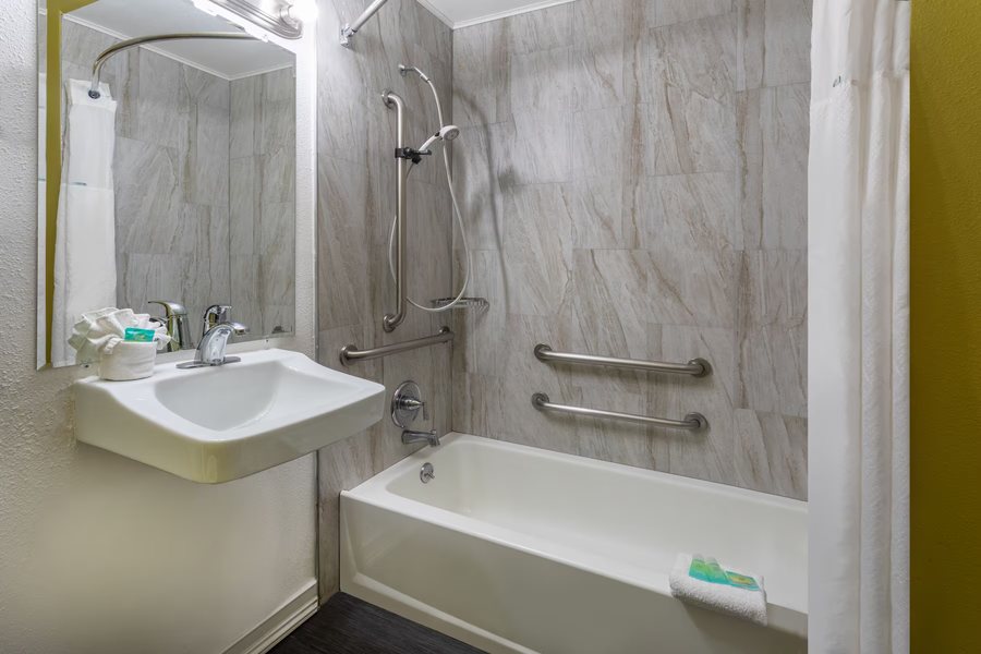 Travelodge by Wyndham Northern Arizona University Downtown — Bathroom