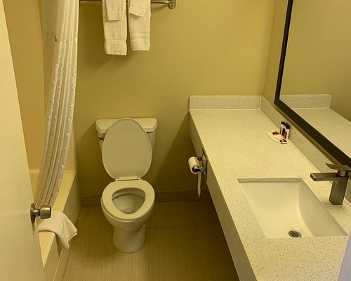Travelodge by Wyndham Odessa — Bathroom
