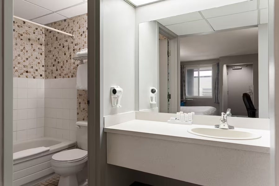 Travelodge by Wyndham Ogallala — Bathroom
