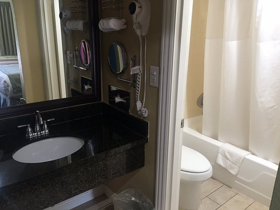 Travelodge by Wyndham Orange County Airport Costa Mesa — Bathroom