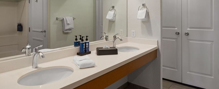 Travelodge by Wyndham Palm Springs — Bathroom