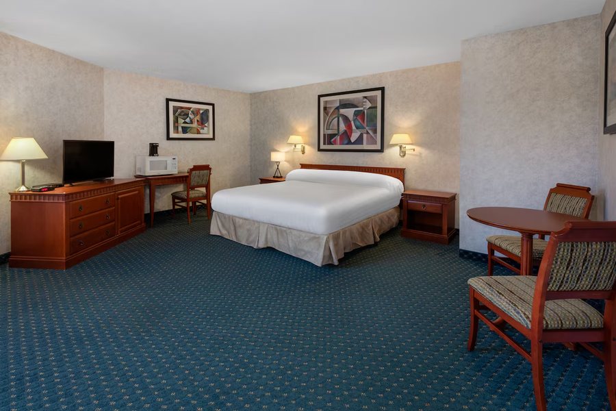 Travelodge by Wyndham Parkersburg — Guest room