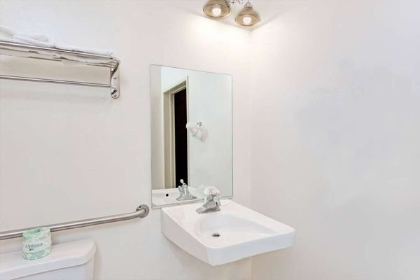 Travelodge by Wyndham Pasadena Central — Bathroom