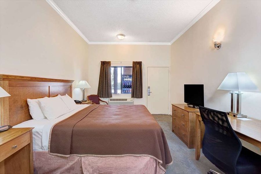 Travelodge by Wyndham Pasadena Central — Guest room
