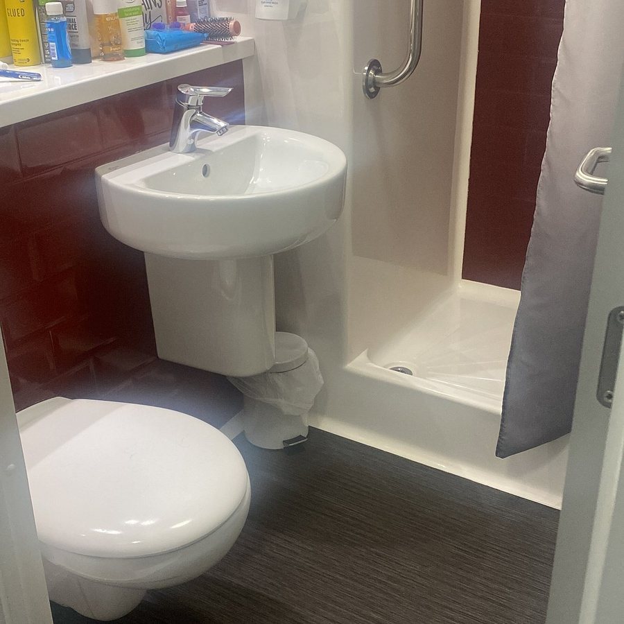 Travelodge by Wyndham Pelham Birmingham — Bathroom