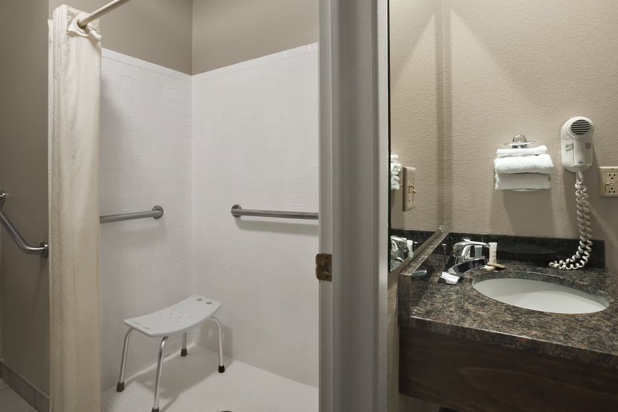 Travelodge by Wyndham Pocatello — Bathroom