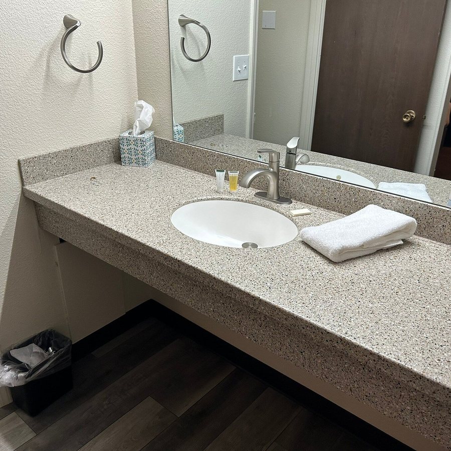 Travelodge by Wyndham Powell — Bathroom