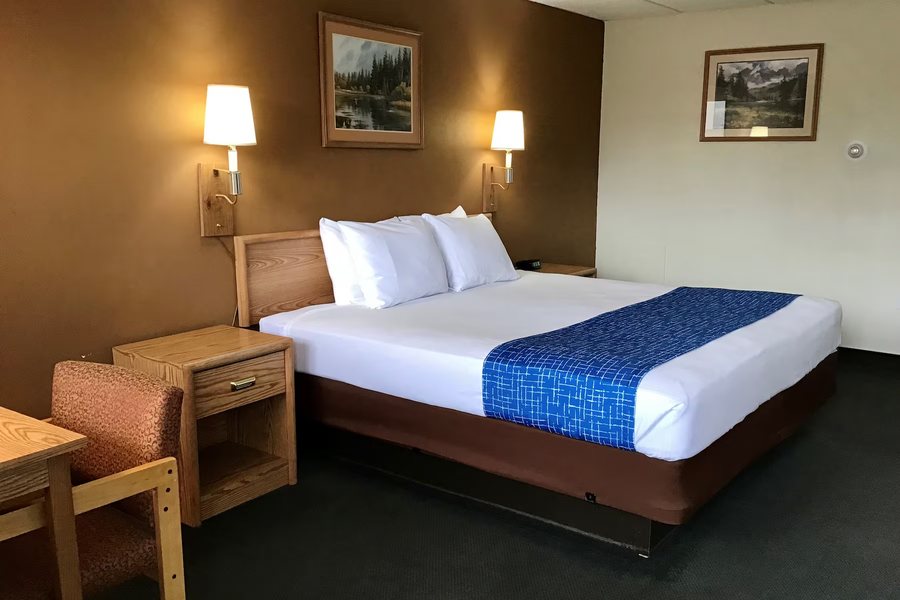 Travelodge by Wyndham Powell — Guest room