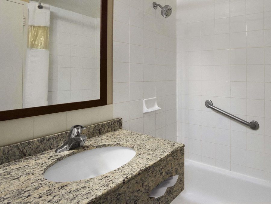 Travelodge By Wyndham Richmond IN — Bathroom