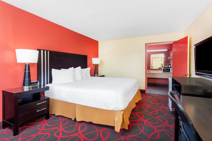 Travelodge By Wyndham Richmond IN — Guest room