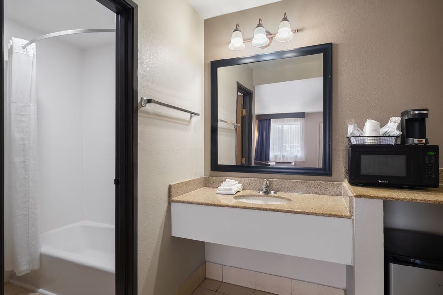 Travelodge by Wyndham Ruidoso — Bathroom