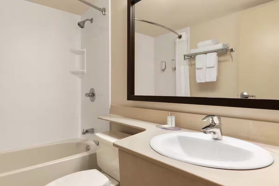 Travelodge by Wyndham Salmon Arm — Bathroom