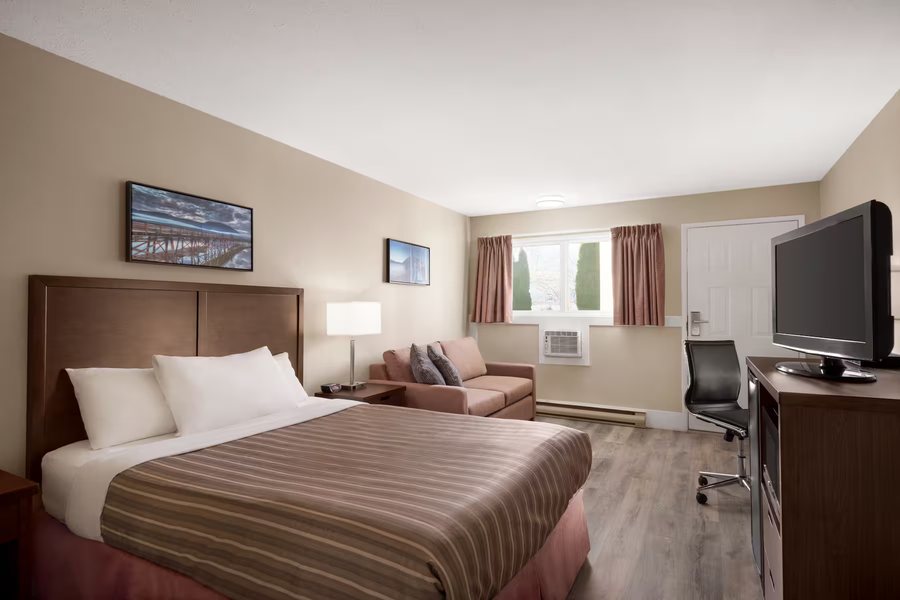 Travelodge by Wyndham Salmon Arm — Guest room