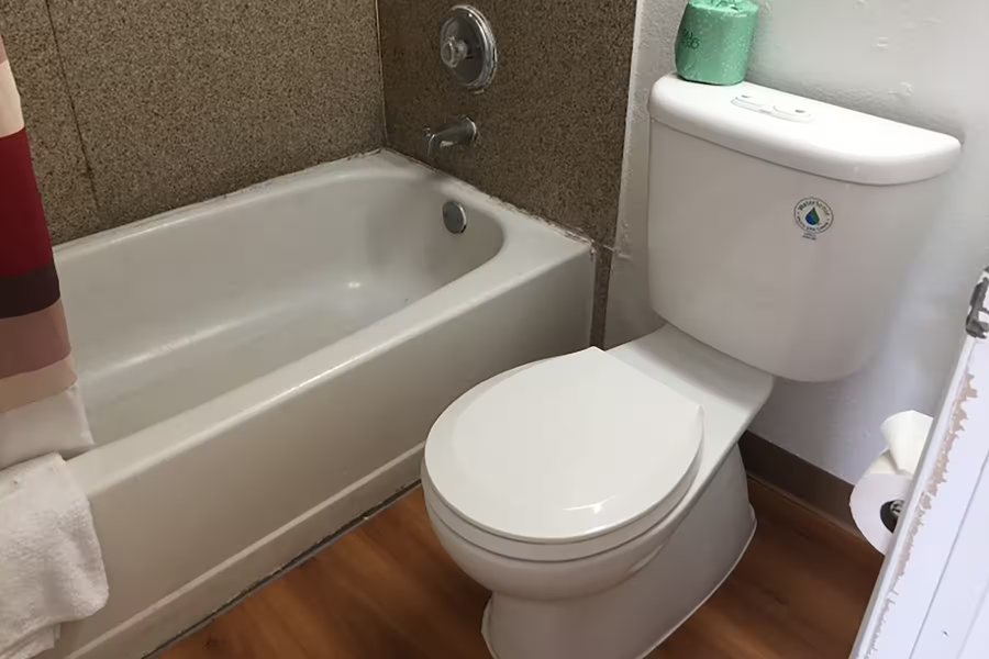 Travelodge by Wyndham San Antonio Lackland AFB North — Bathroom