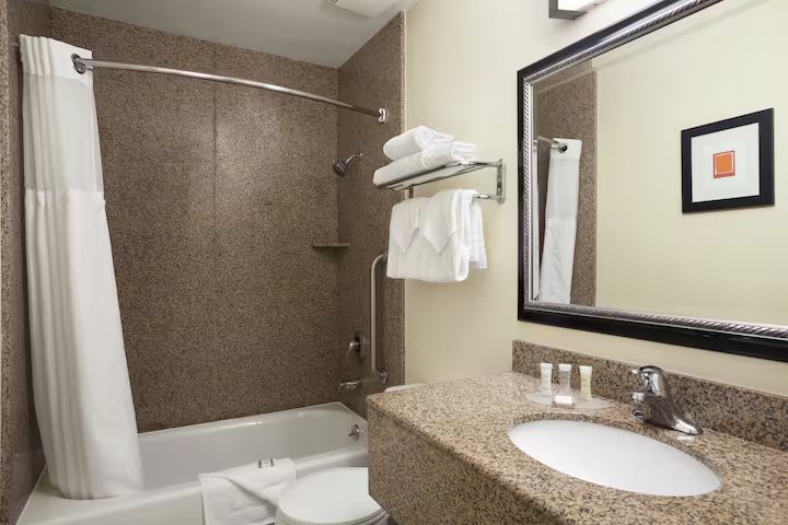 Travelodge by Wyndham San Diego SeaWorld — Bathroom
