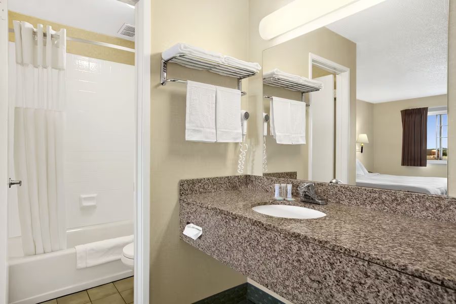 Travelodge by Wyndham San Francisco Bay — Bathroom