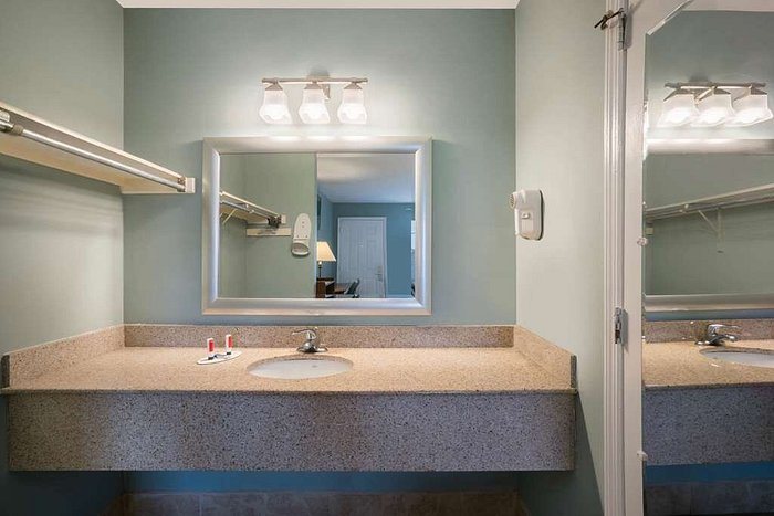 Travelodge by Wyndham Santee — Bathroom