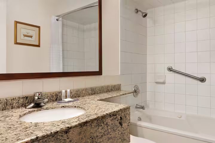Travelodge by Wyndham Savannah Area Richmond Hill — Bathroom