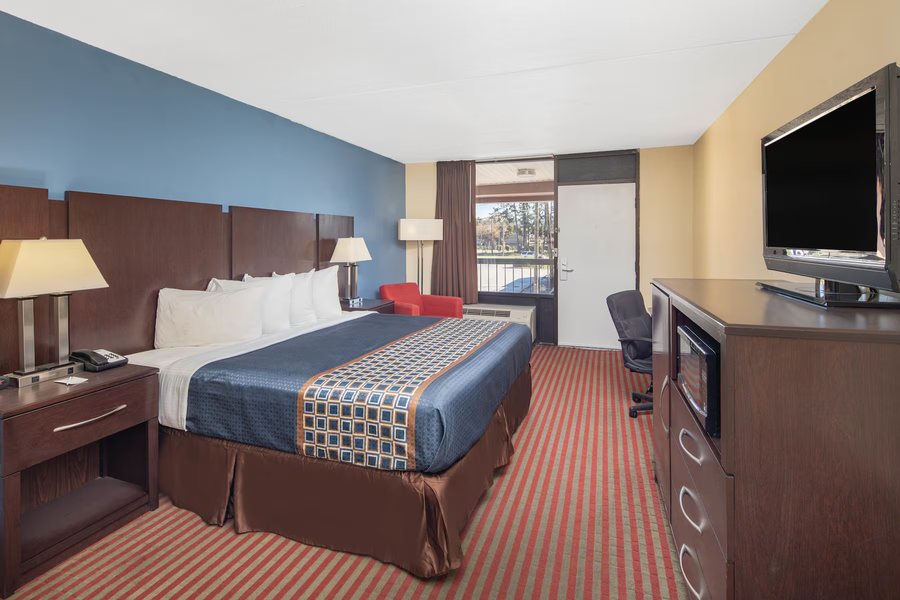 Travelodge by Wyndham Savannah Area Richmond Hill — Guest room