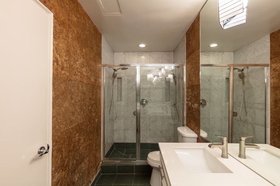 Travelodge by Wyndham Seattle North of Downtown — Bathroom